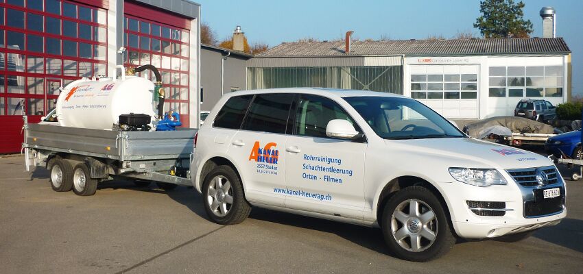 VW mit Anhänger Kanal Heuer