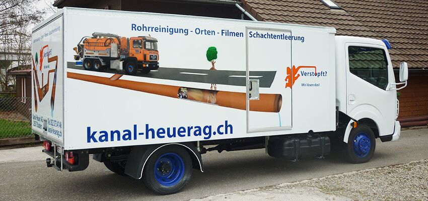 Weisser Lastwagen Kanal Heuer