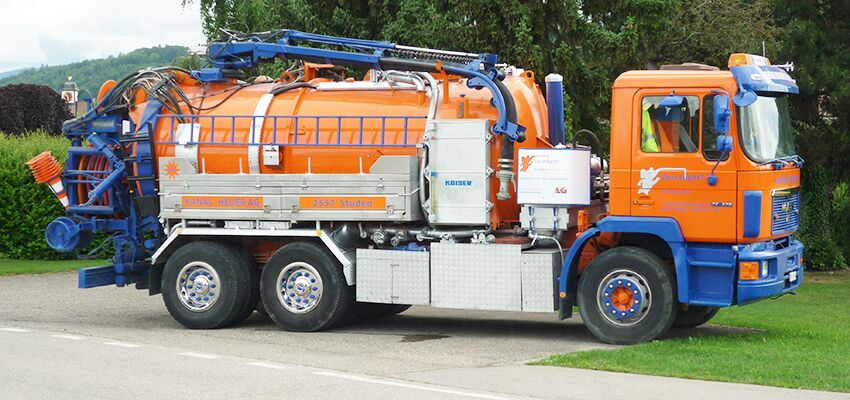 Oranger Sauglastwagen Kanal Heuer