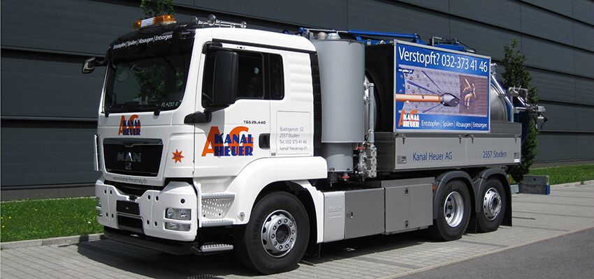 Weisser Sauglastwagen Kanal Heuer